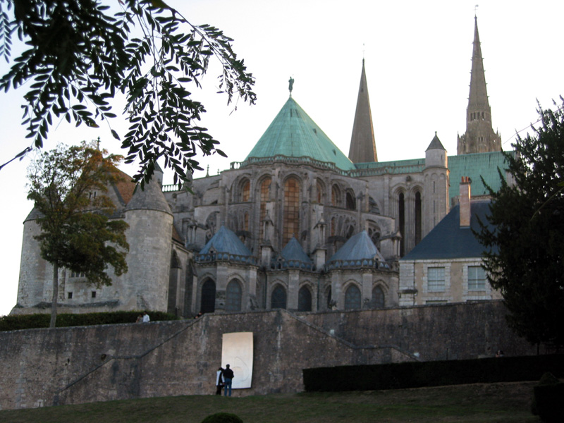 Chartres_cathedral_back
