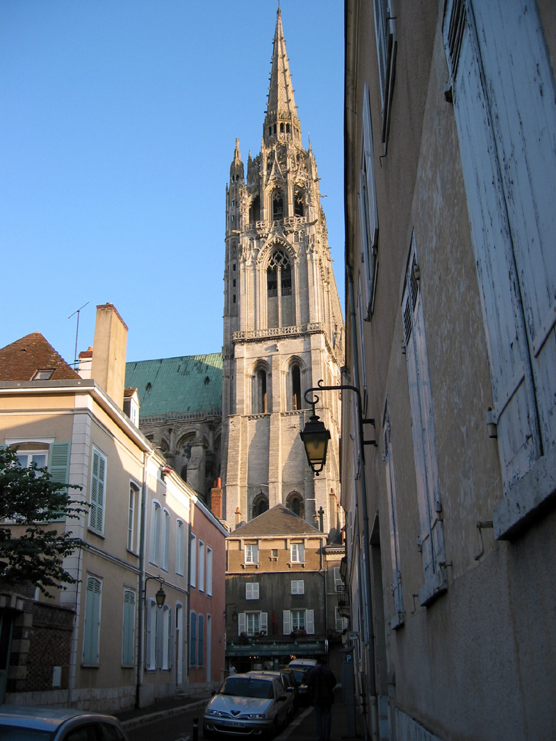 Chartres_cathedral_from_side_street
