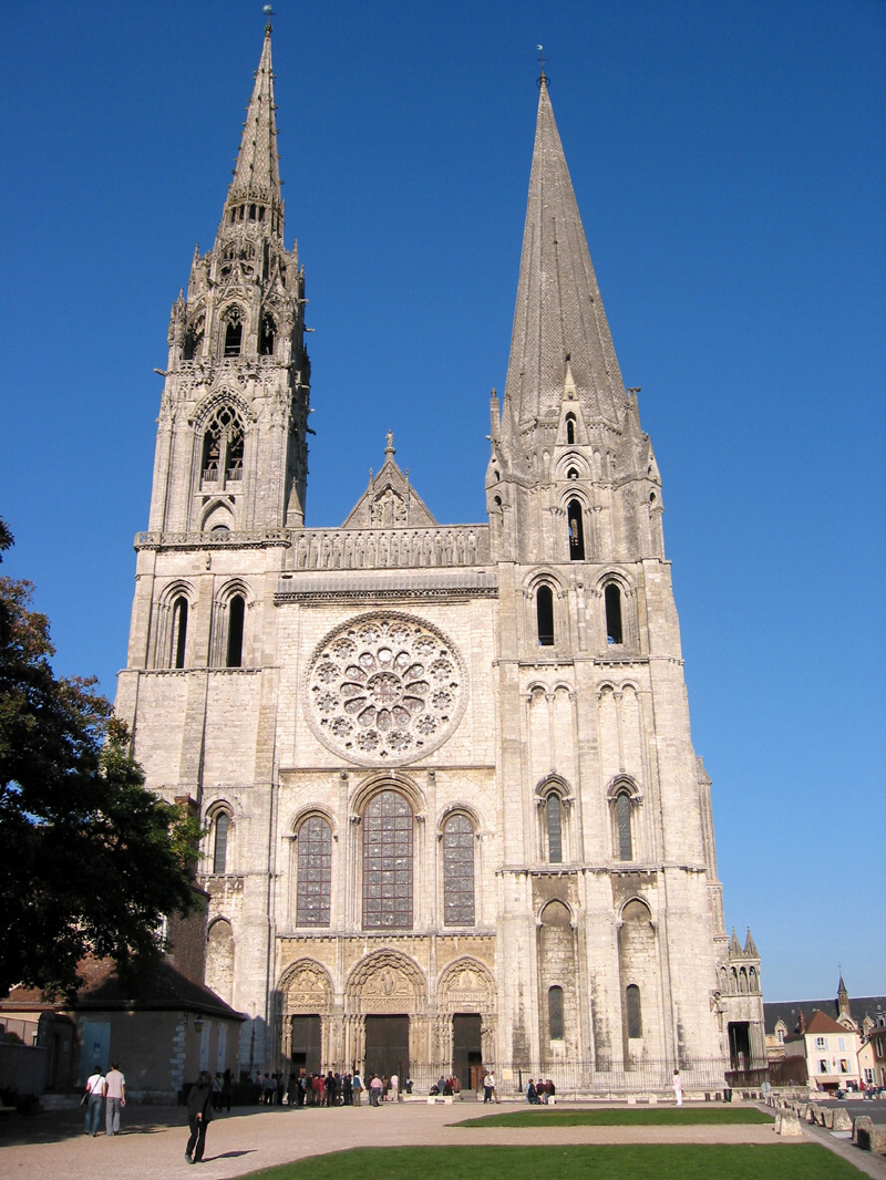 Chartres_cathedral_front