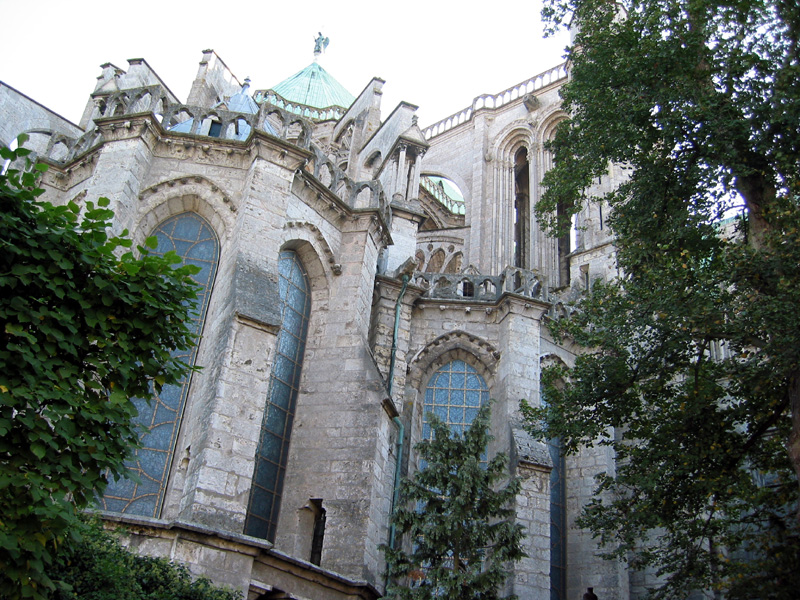 Chartres_cathedral_side_2