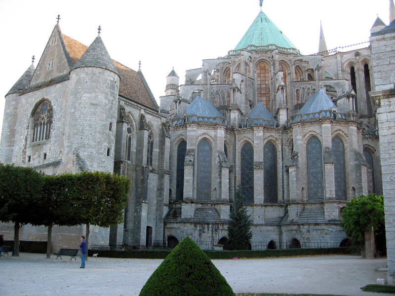 Chartres_cathedral_side_3