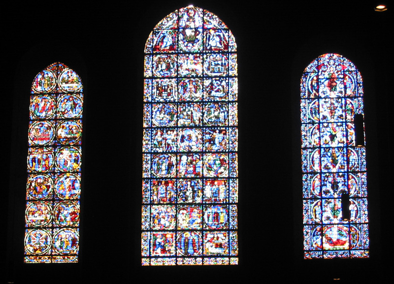 Chartres_cathedral_vitrage_2