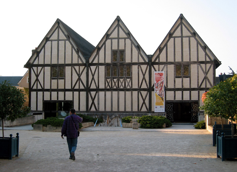 Chartres_museum_of_vitrages