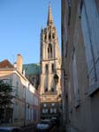Chartres_cathedral_from_side_street